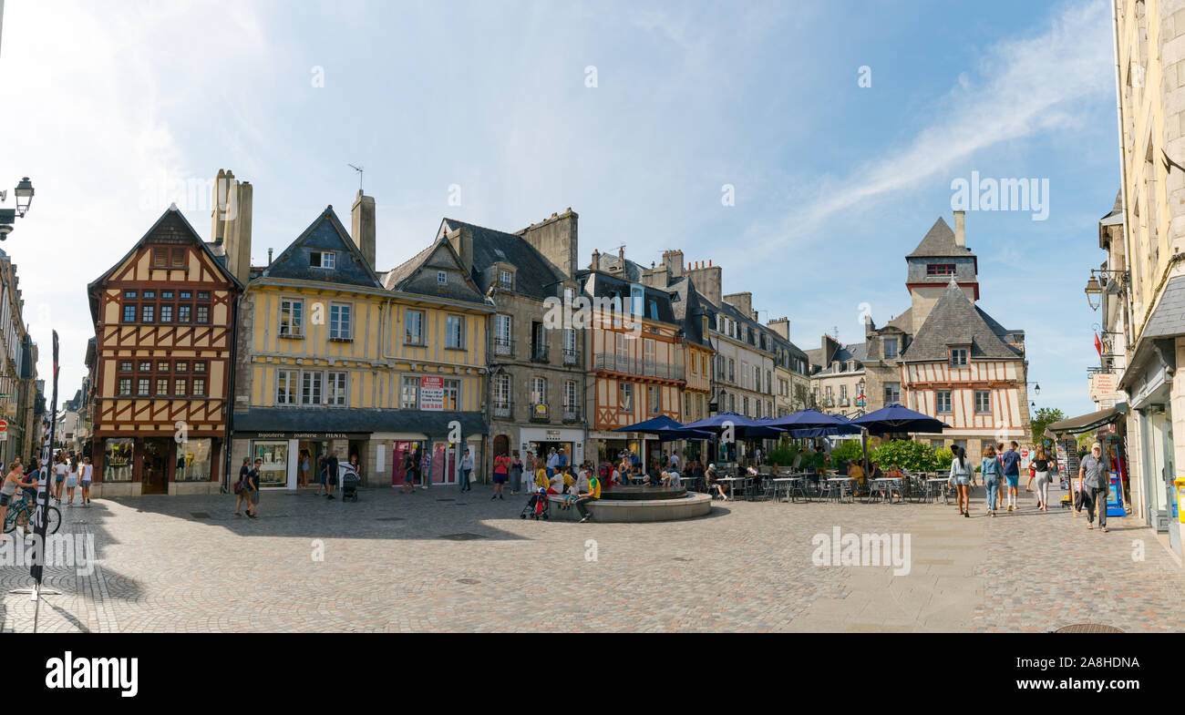 Quimper, Finistere/Frankreich - 23 August, 2019: Der Ort Terre au Duc-Platz in der Altstadt von Quimper in der Bretagne Stockfoto