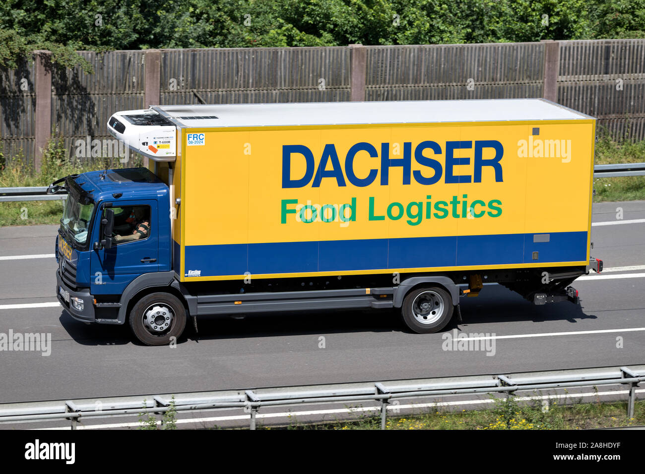 Dachser Food Logistics Temperatur gesteuert Mercedes-Benz Atego Lkw auf der Autobahn. Stockfoto