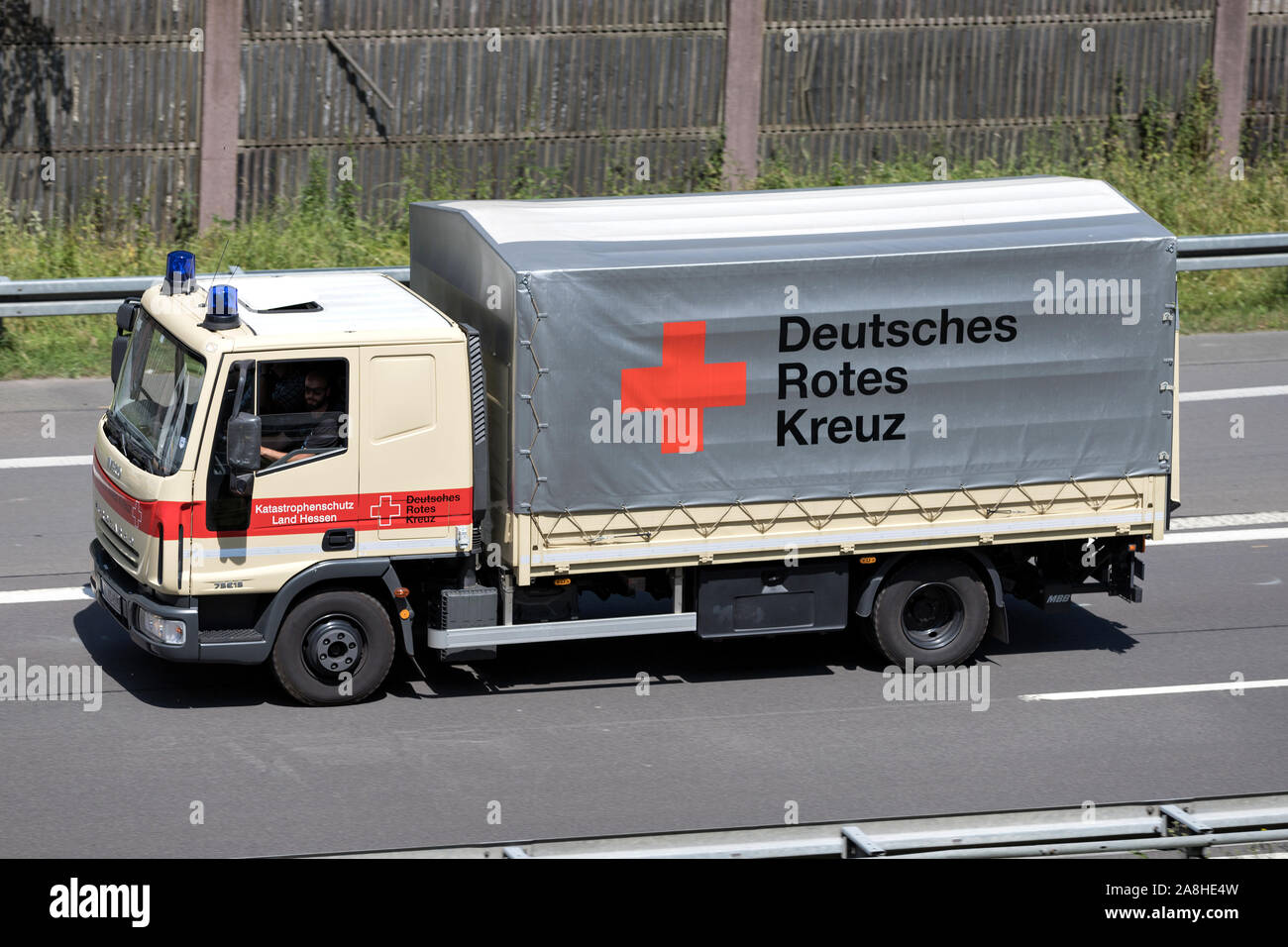 Das Deutsche Rote Kreuz Iveco Eurocargo Lkw auf der Autobahn. Das Deutsche Rote Kreuz oder der DRK, ist die nationale Gesellschaft des Roten Kreuzes in Deutschland. Stockfoto