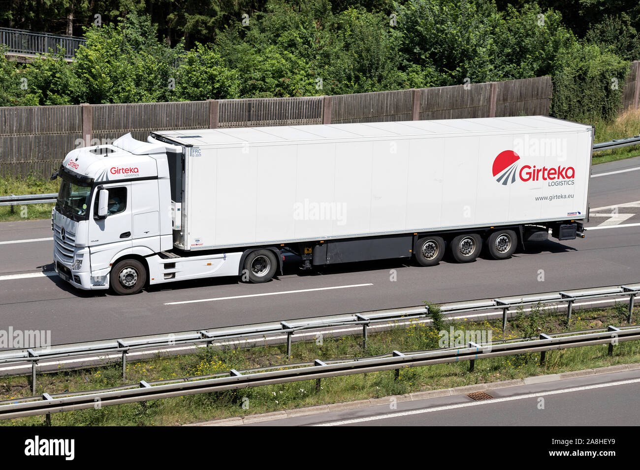 Girteka Mercedes-Benz Actros mit Temperatur kontrollierten Anhänger auf der Autobahn. Stockfoto