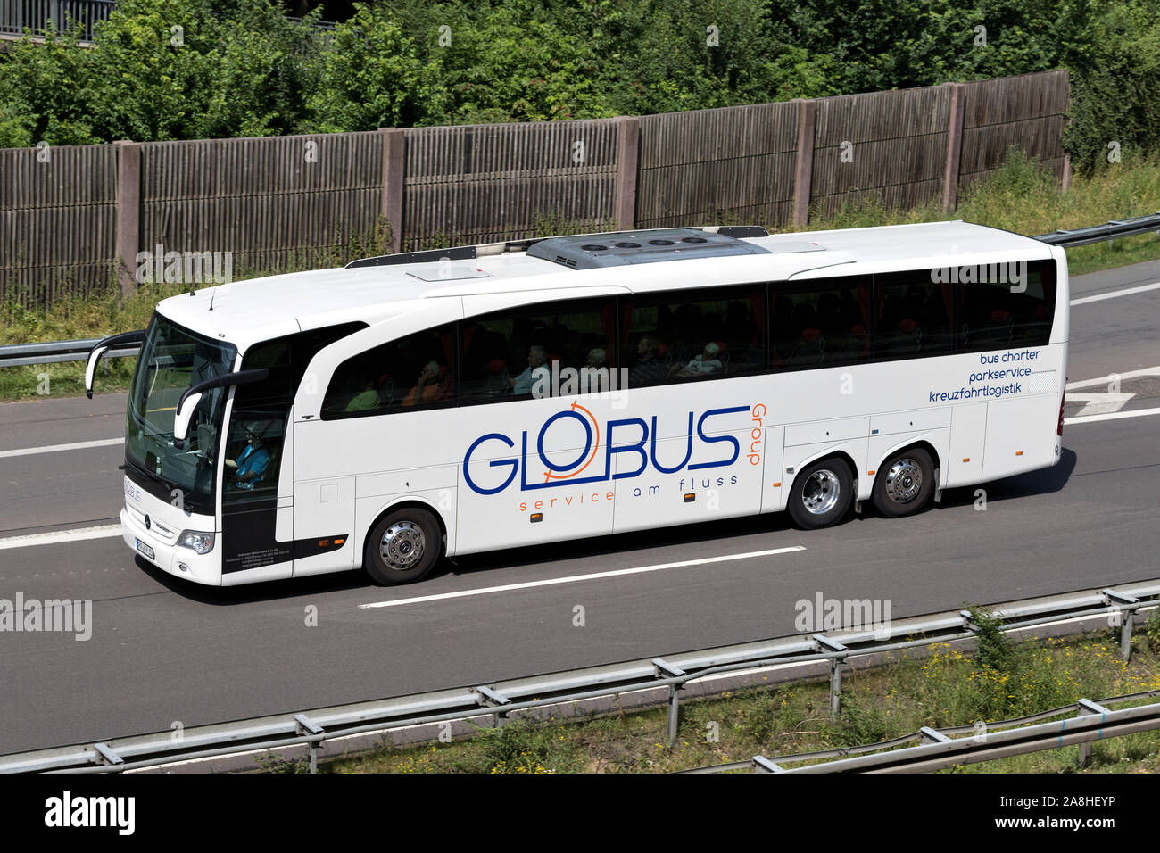 Globus Mercedes Benz Travego Uberlandbus Auf Der Autobahn Stockfotografie Alamy