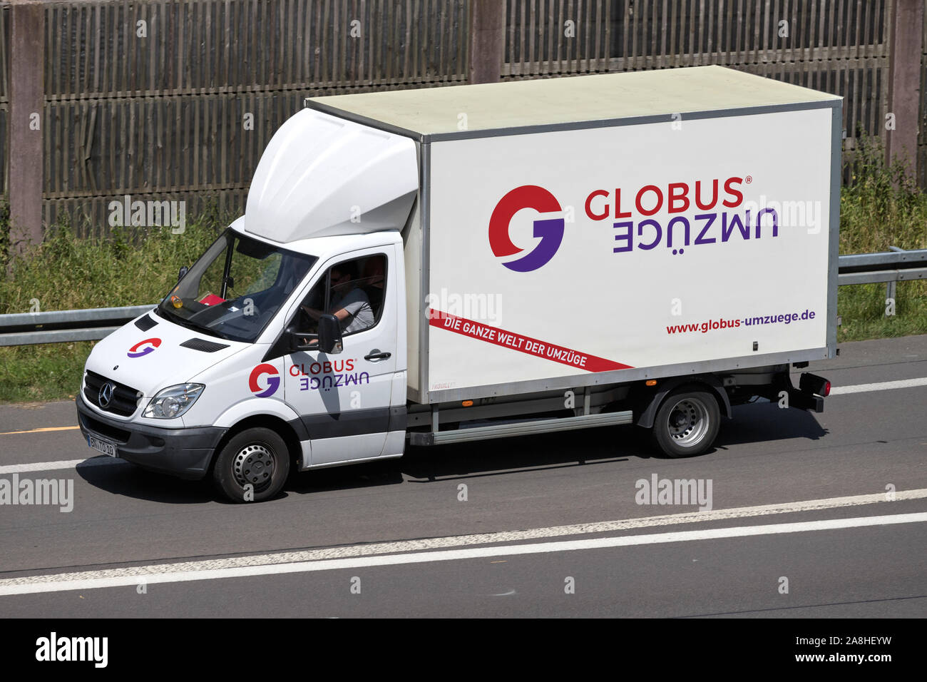 Globus Connection Transporter MercedesBenz Sprinter auf der Autobahn