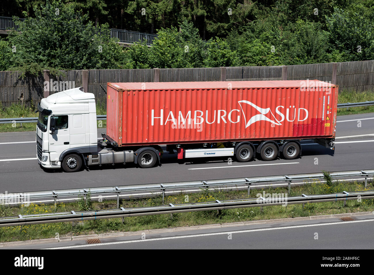 DAF XF Truck mit Hamburg Süd Container auf der Autobahn. Stockfoto