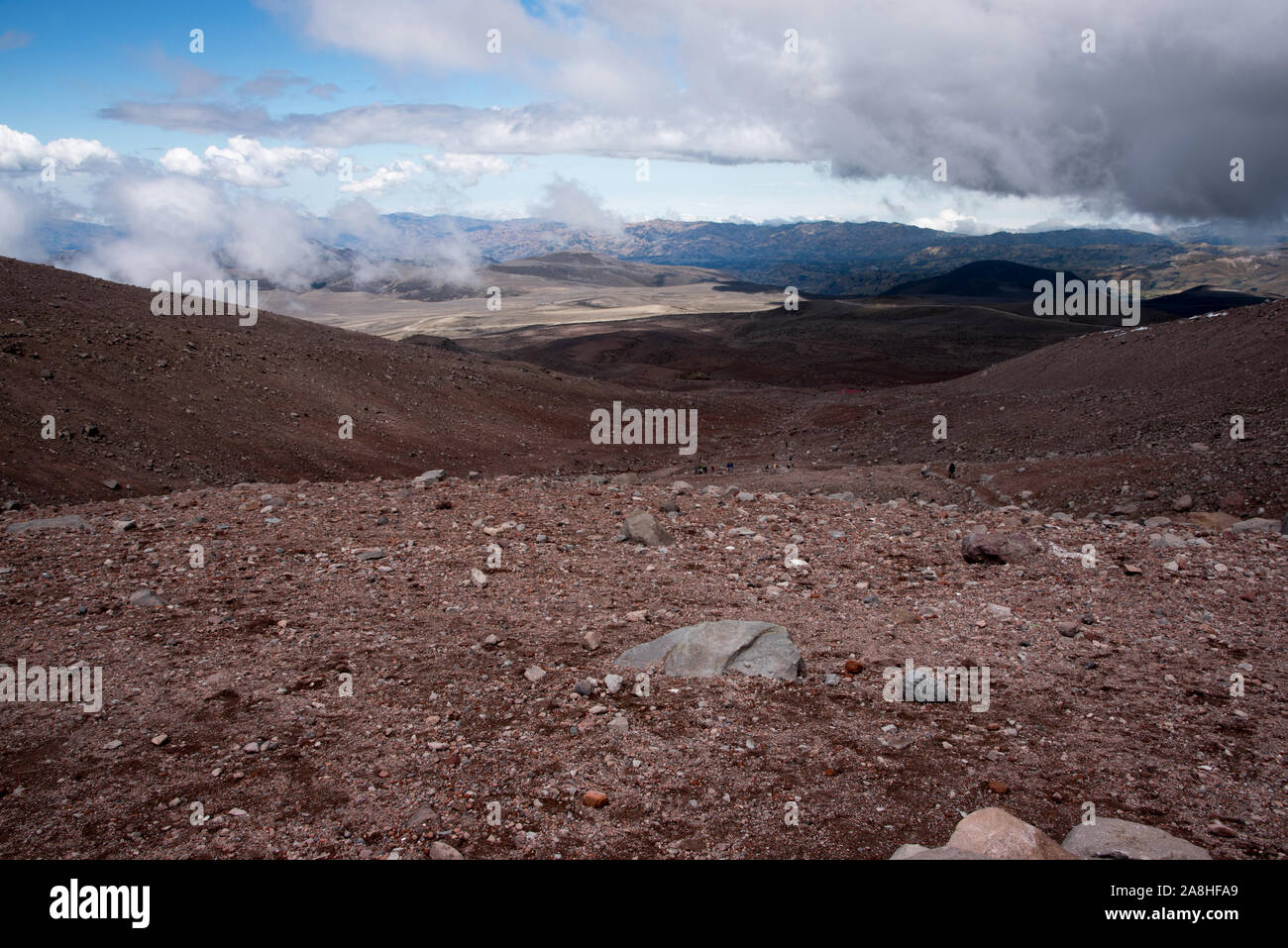 Western Ridge Route zum 6263 Meter hohen, eisbedeckten Vulkan Chimborazo in Ecuador. Stockfoto