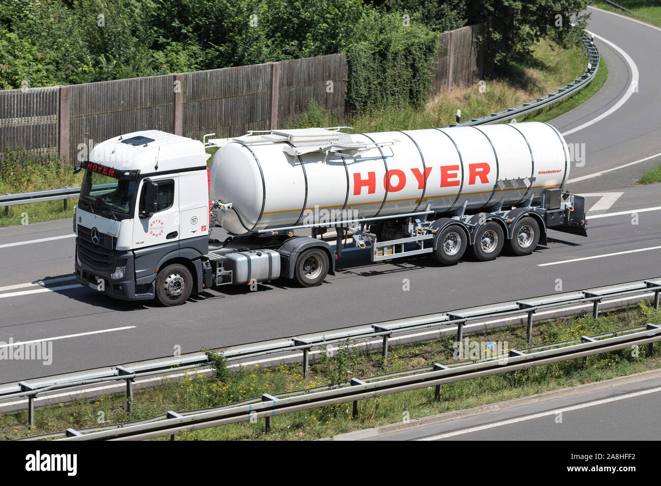 Hoyer Mercedes-Benz Actros Lkw mit Anhänger auf der Autobahn. Stockfoto