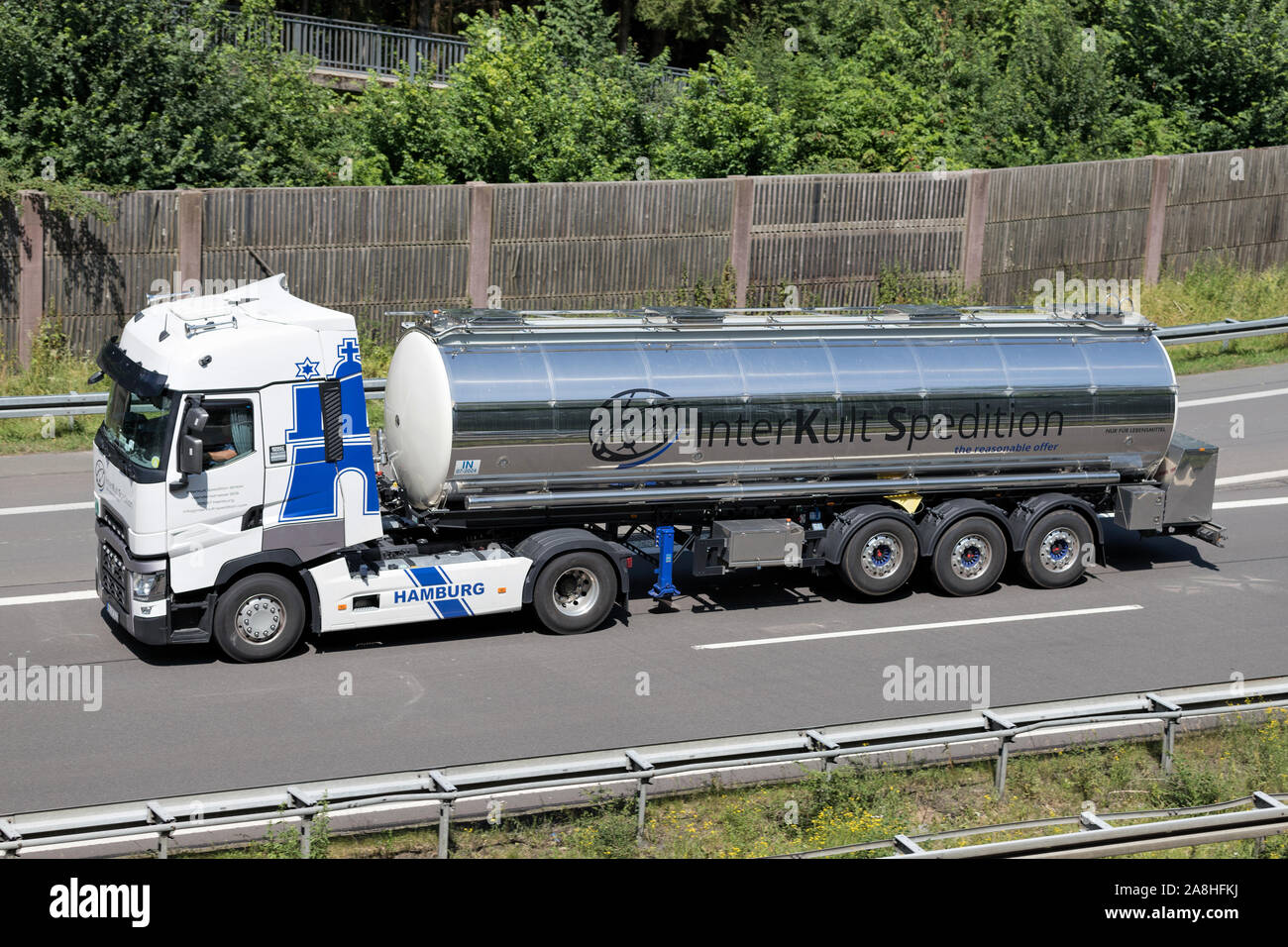 InterKult Renault LKW mit Anhänger auf der Autobahn. Stockfoto