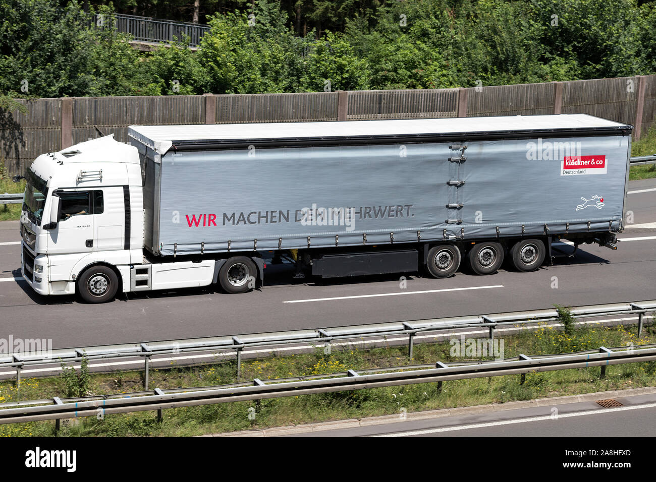 Mercedes-Benz-Lkw Actros mit Klöckner & Co curtainside Anhänger auf der Autobahn. Stockfoto