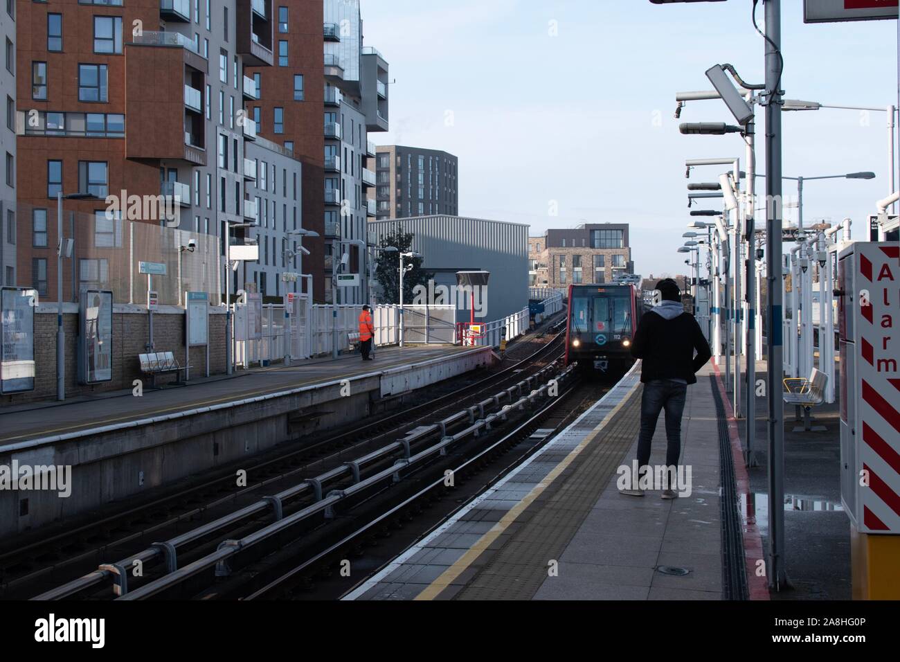 DLR-Zug kommt an Bahnhof Greenwich Stockfoto