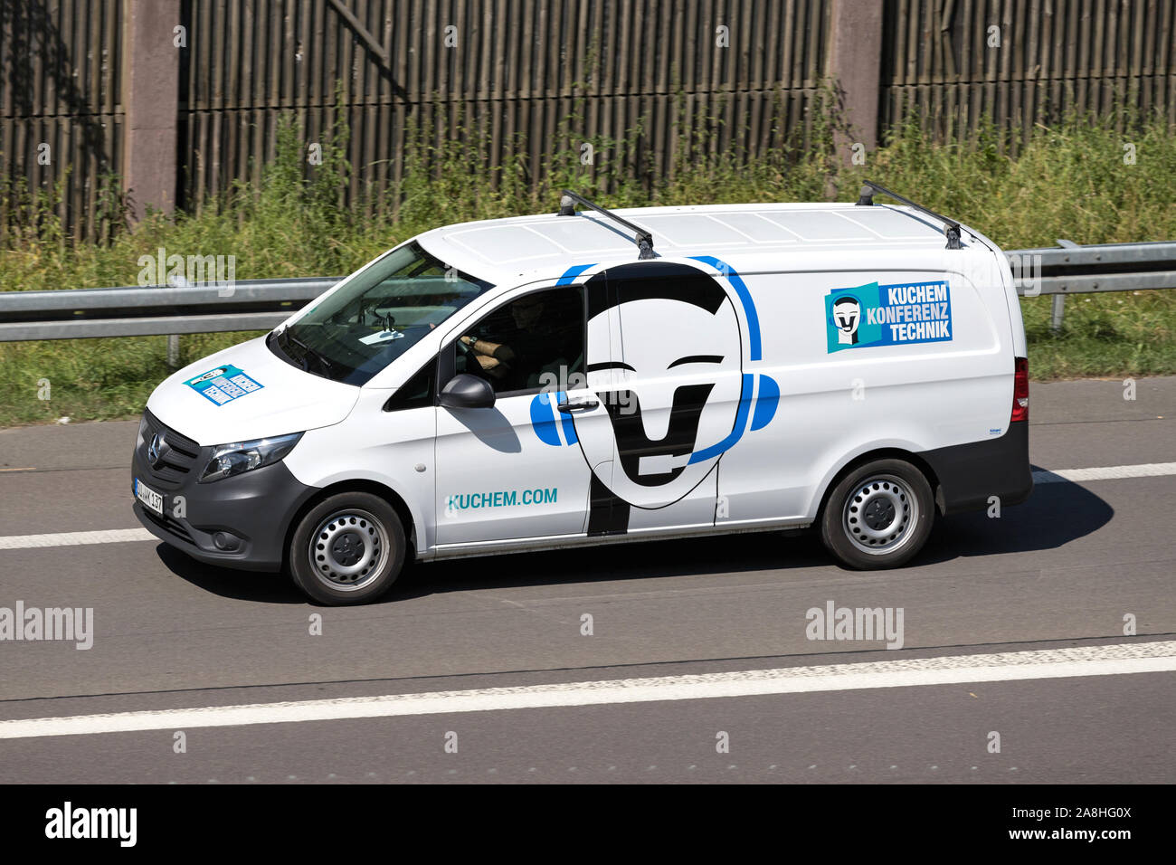 Kuchem Transporter Mercedes-Benz Vito auf der Autobahn Stockfoto