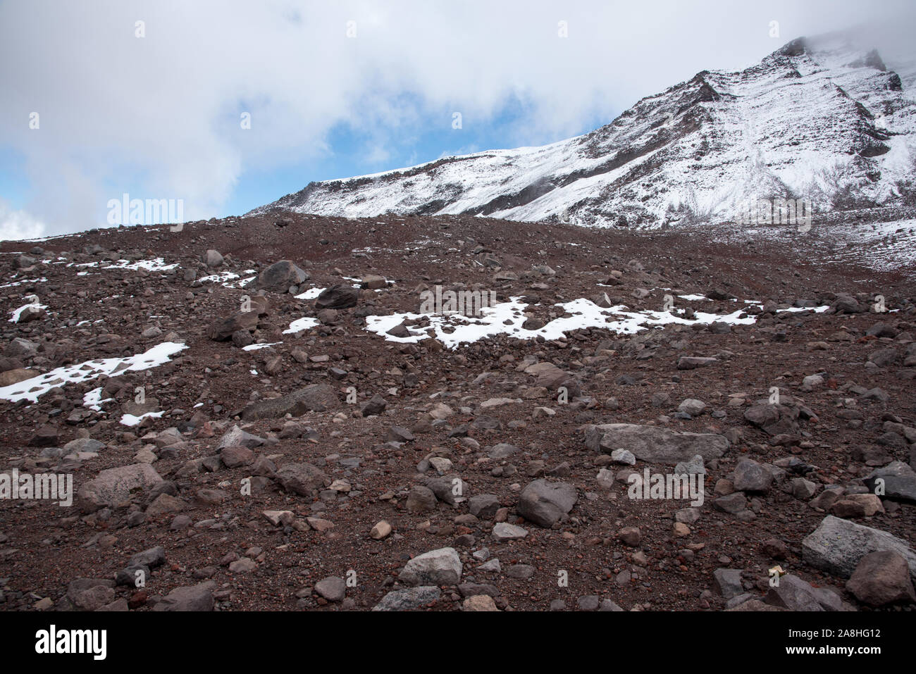 Western Ridge Route zum 6263 Meter hohen, eisbedeckten Vulkan Chimborazo in Ecuador. Stockfoto