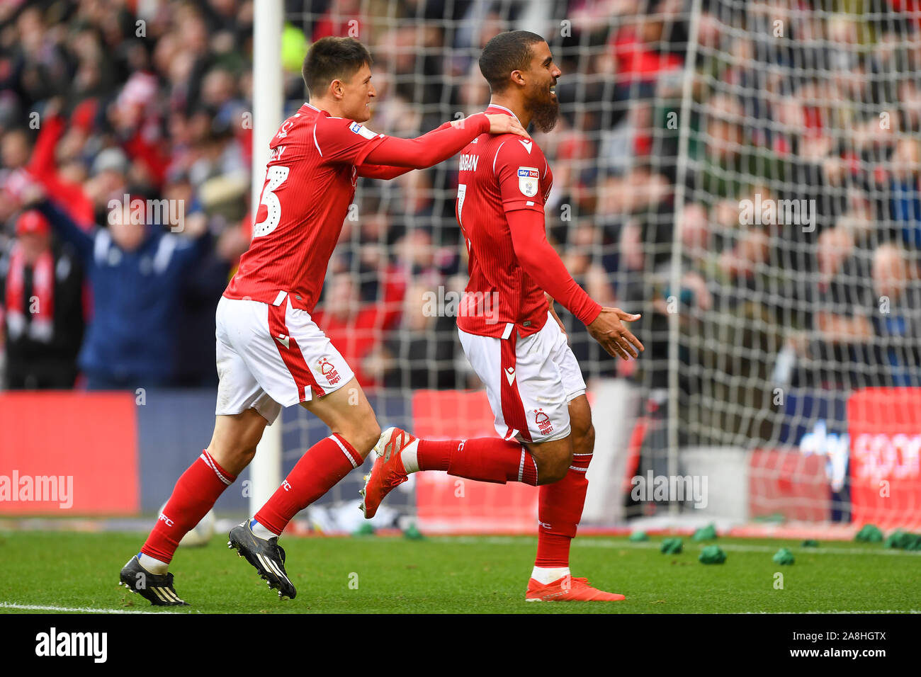 NOTTINGHAM, ENGLAND - 9.NOVEMBER Lewis Grabban (7) von Nottingham Forest feiert, nachdem er ein Ziel machen es 1-0 während der Sky Bet Championship Match zwischen Nottingham Forest und Derby County an der Stadt Boden, Nottingham am Samstag, den 9. November 2019. (Credit: Jon Hobley | MI Nachrichten) das Fotografieren dürfen nur für Zeitung und/oder Zeitschrift redaktionelle Zwecke verwendet werden, eine Lizenz für die gewerbliche Nutzung Kreditkarte erforderlich: MI Nachrichten & Sport/Alamy leben Nachrichten Stockfoto
