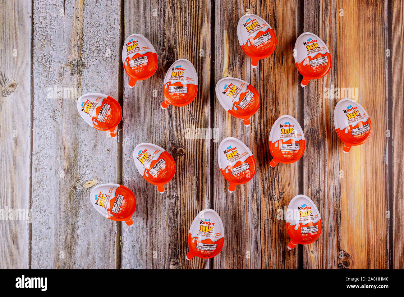 New York NY 08.November 2019: Ferrero Kinder mit Milch Schokolade Füllung adorable verschiedener Figuren von Spielwaren aus Netter Überraschungen. Stockfoto