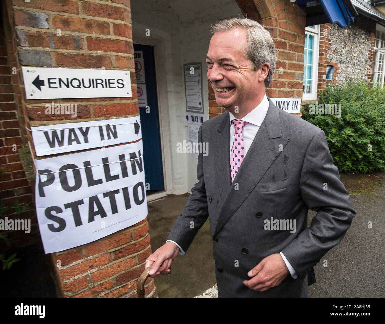 UKIP leader Nigel Farage, seine Stimme für die Volksabstimmung das Werfen der Europäischen Union in Biggin Hill, Kent zu verlassen. 23/6/2016 Stockfoto