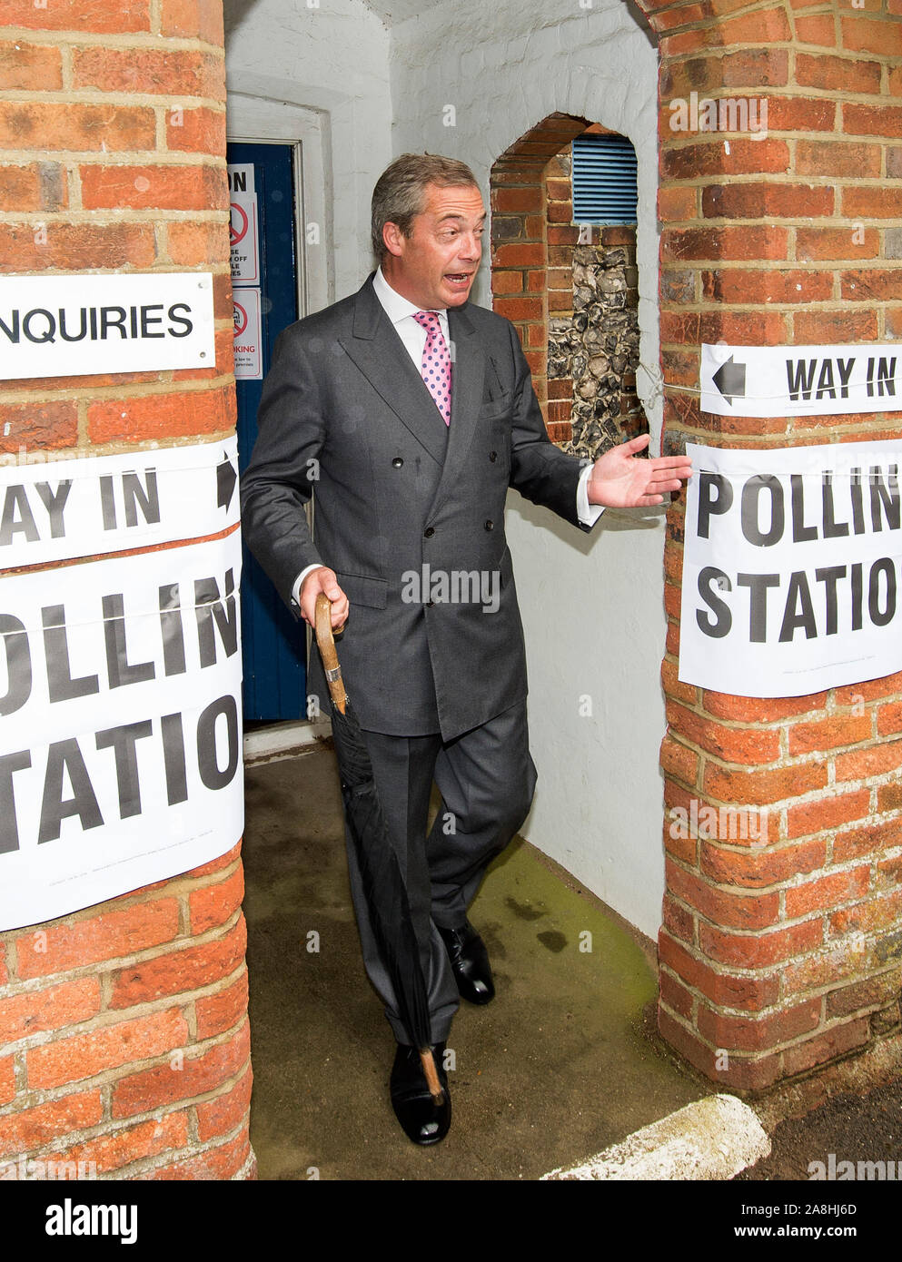 UKIP leader Nigel Farage, seine Stimme für die Volksabstimmung das Werfen der Europäischen Union in Biggin Hill, Kent zu verlassen. 23/6/2016 Stockfoto