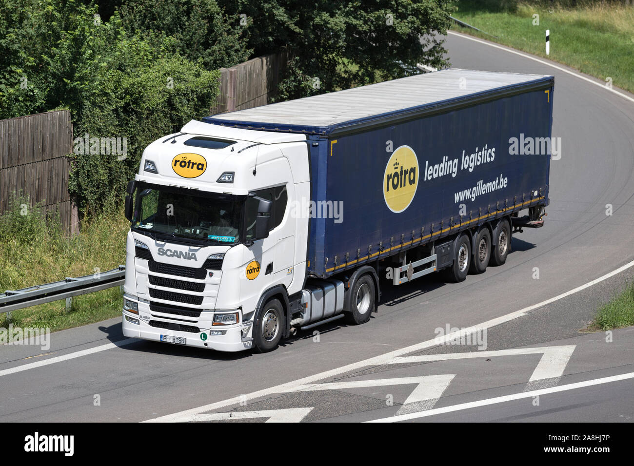 Rotra Scania Lkw mit curtainside Anhänger auf der Autobahn ...