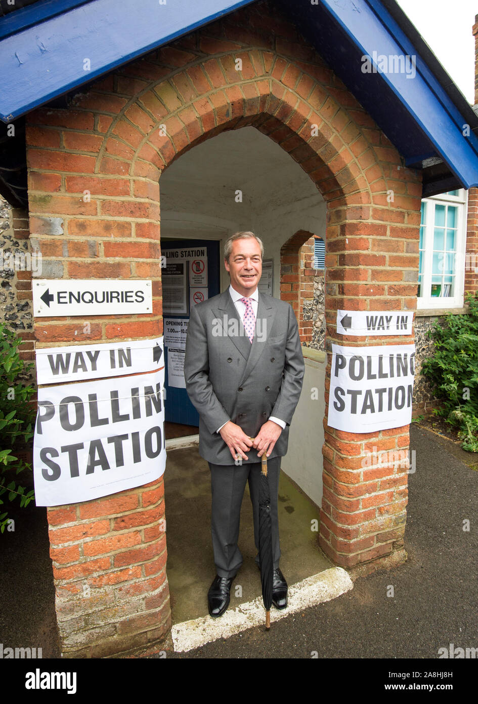 UKIP leader Nigel Farage, seine Stimme für die Volksabstimmung das Werfen der Europäischen Union in Biggin Hill, Kent zu verlassen. 23/6/2016 Stockfoto