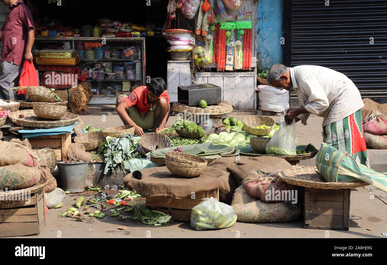 Straßenhändler verkaufen Gemüse outdoor in Kolkata, Indien Stockfoto