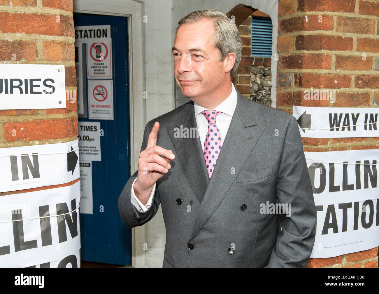 UKIP leader Nigel Farage, seine Stimme für die Volksabstimmung das Werfen der Europäischen Union in Biggin Hill, Kent zu verlassen. 23/6/2016 Stockfoto