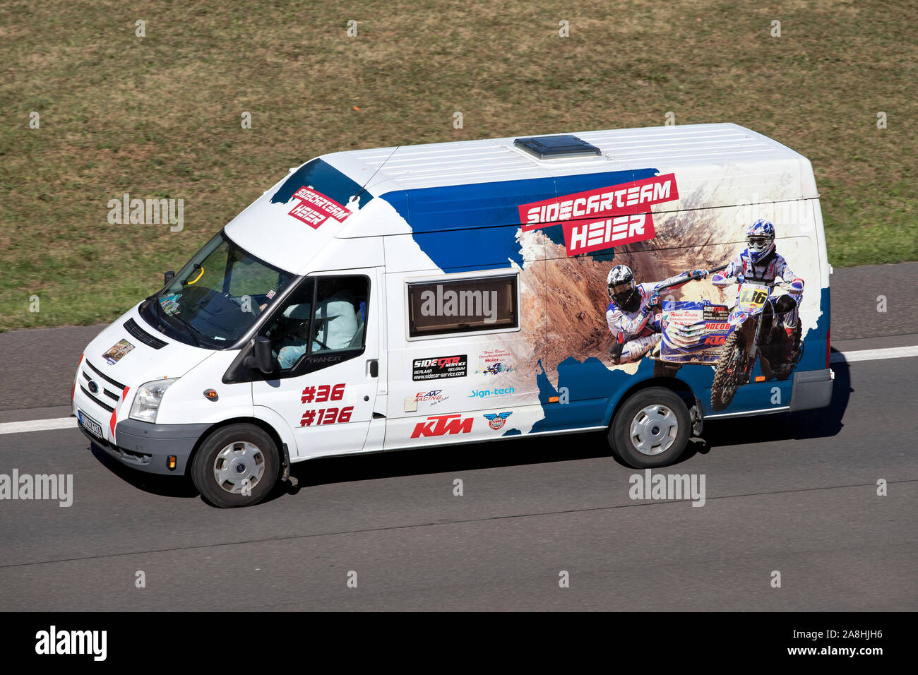 Heier sidecarteam Ford Transit van auf der Autobahn. Stockfoto