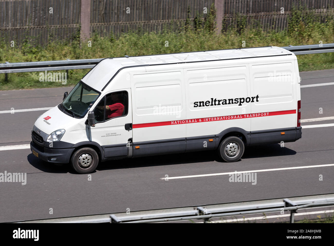 Sneltransport Iveco Daily van auf der Autobahn. Stockfoto