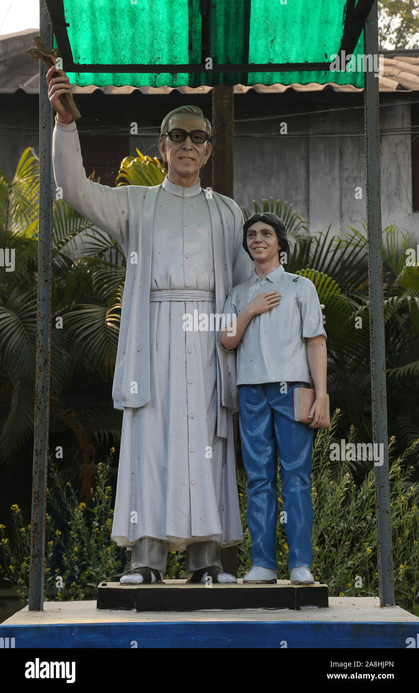 Denkmal der kroatischen Jesuitenmissionar Ante Gabric vor der Katholischen Kirche in Kumrokhali, West Bengal, Indien Stockfoto