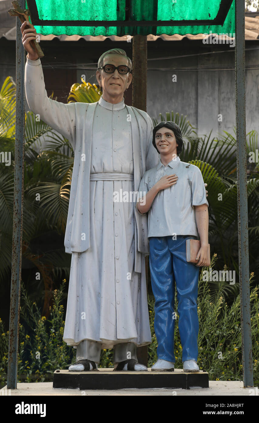 Denkmal der kroatischen Jesuitenmissionar Ante Gabric vor der Katholischen Kirche in Kumrokhali, West Bengal, Indien Stockfoto