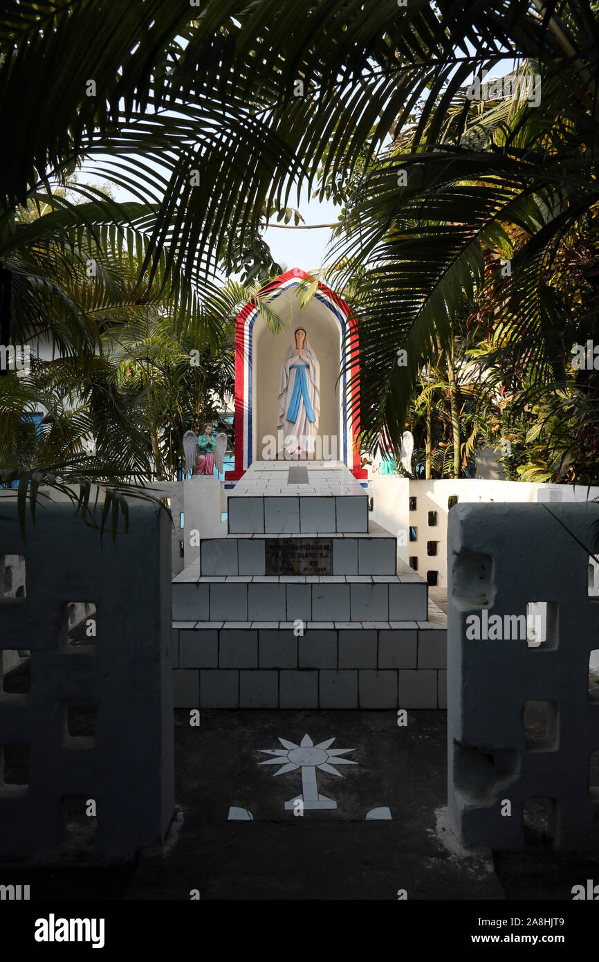 Grab des Kroatischen Jesuitenmissionar Ante Gabric hinter der Katholischen Kirche in Kumrokhali, West Bengal, Indien Stockfoto
