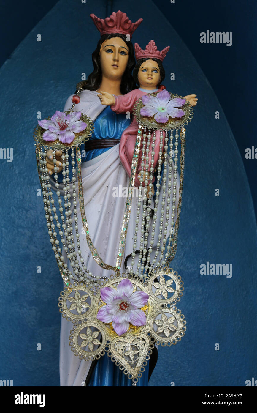 Jungfrau Maria mit dem Jesuskind, Katholische Kirche in Kumrokhali, West Bengal, Indien Stockfoto