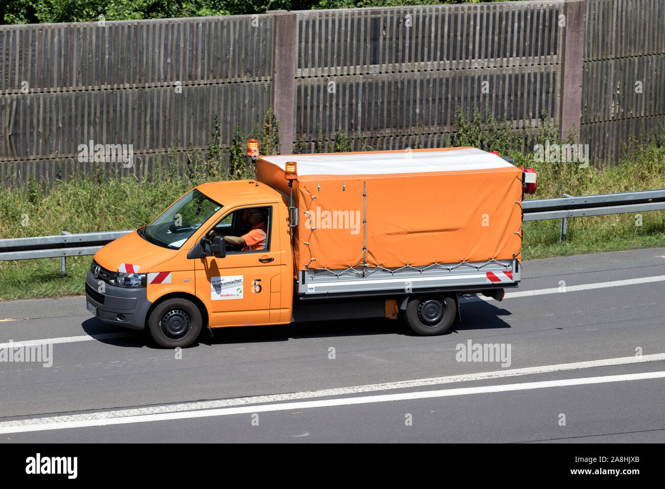 Strassen NRW Volkswagen van auf der Autobahn. Stockfoto