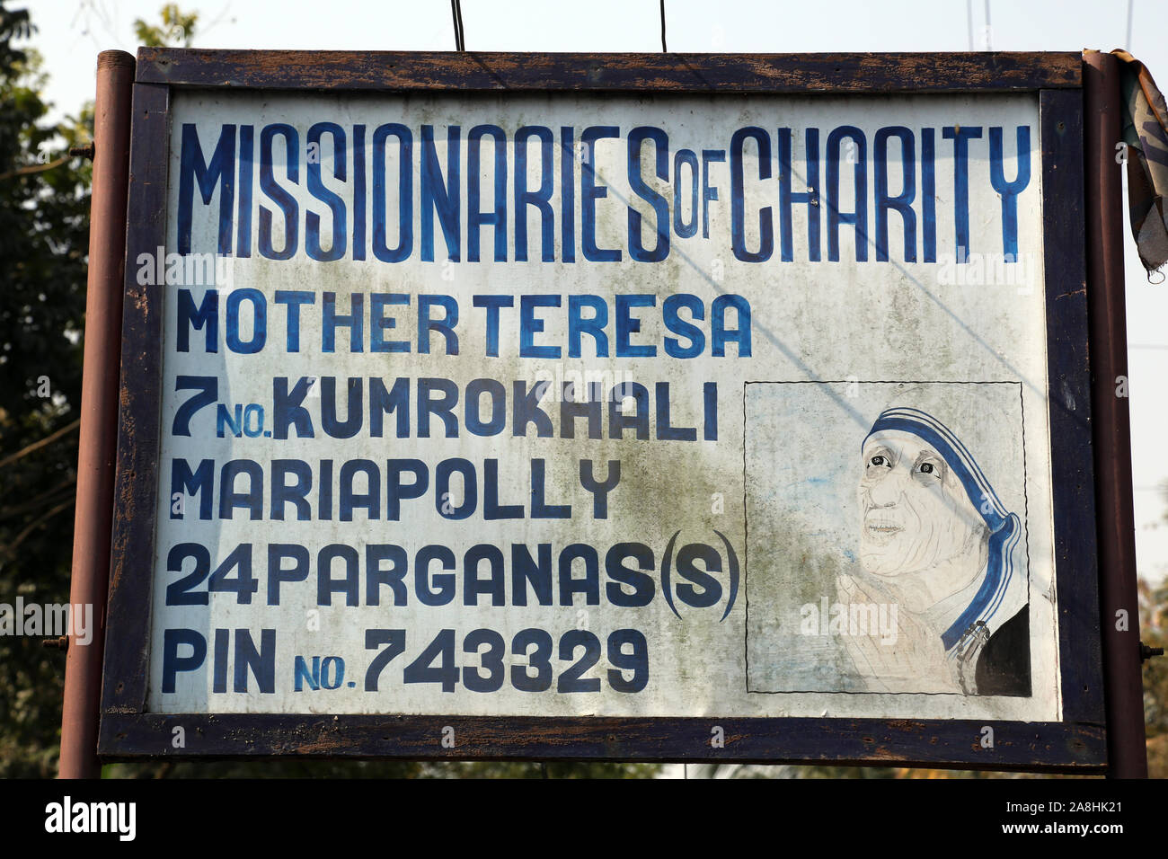 Die Inschrift am Eingang in einem der Häuser von Mutter Teresa und der Missionarinnen der Nächstenliebe Kumrokhali ausführen, West Bengal Stockfoto