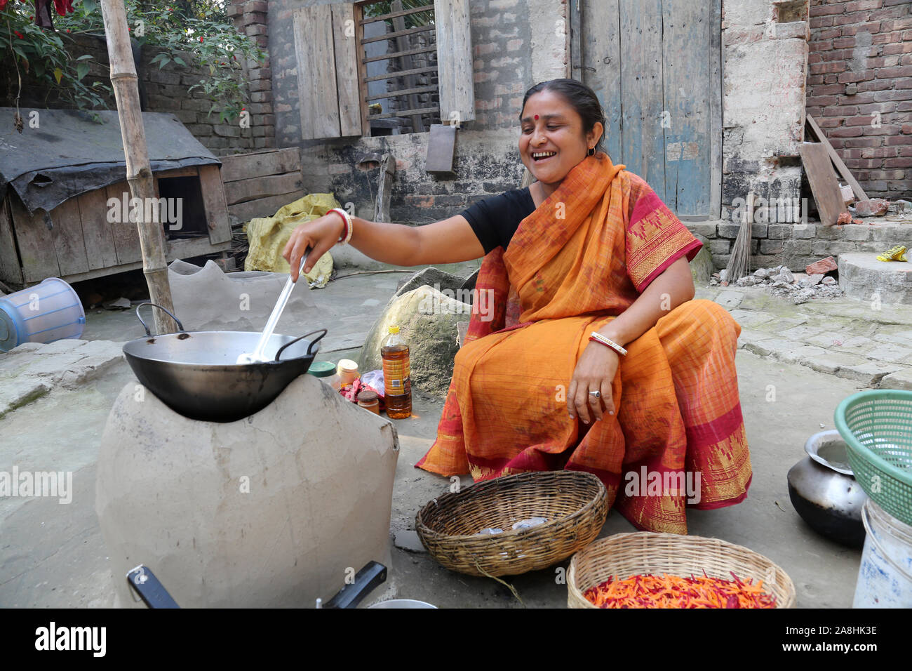 Traditionelle Art der Zubereitung von Essen am offenen Feuer in der alten Küche in einem Dorf, Kumrokhali, Westbengalen, Indien Stockfoto