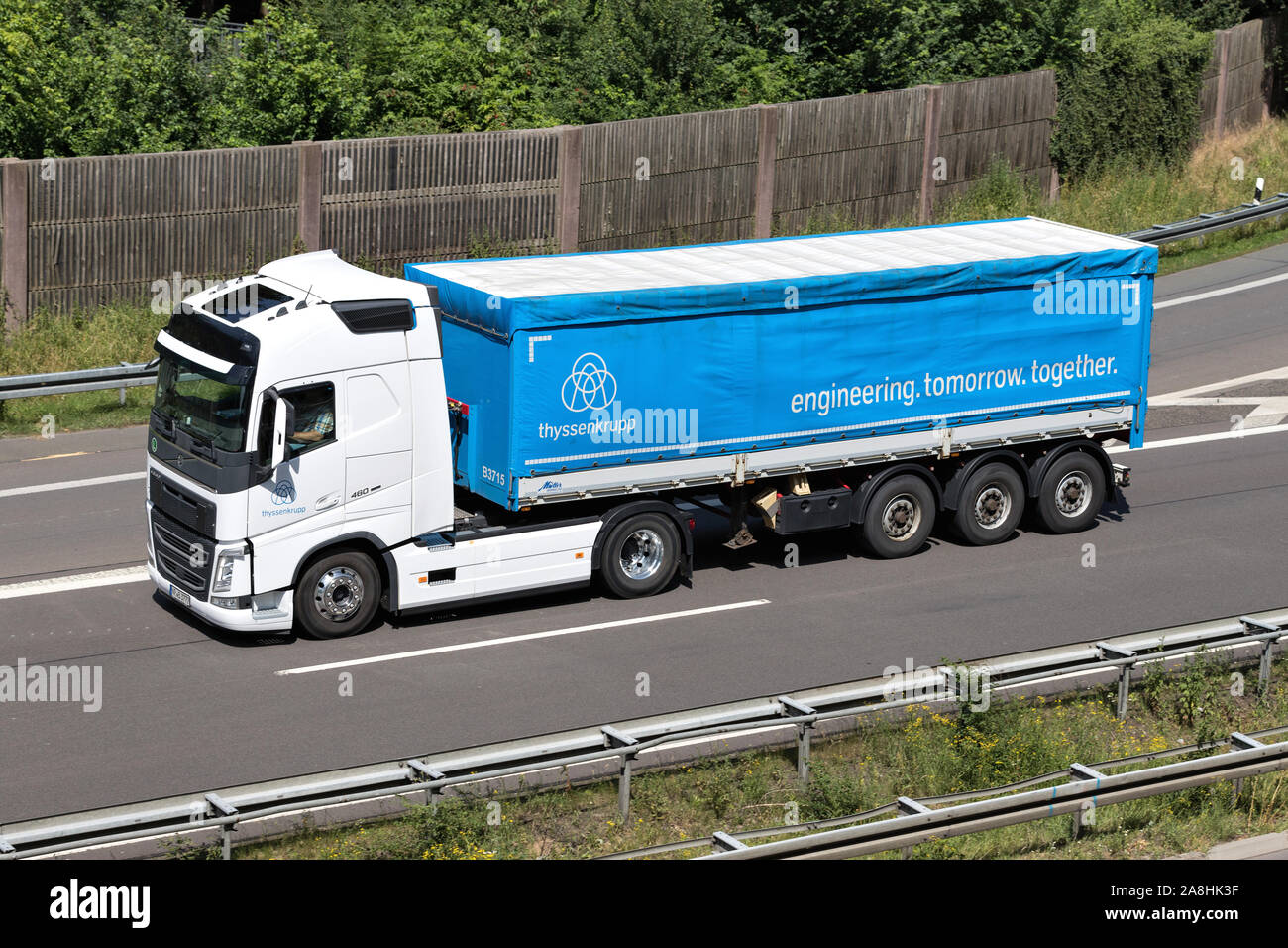 ThyssenKrupp Volvo FH Lkw mit Plane Anhänger auf der Autobahn. Stockfoto