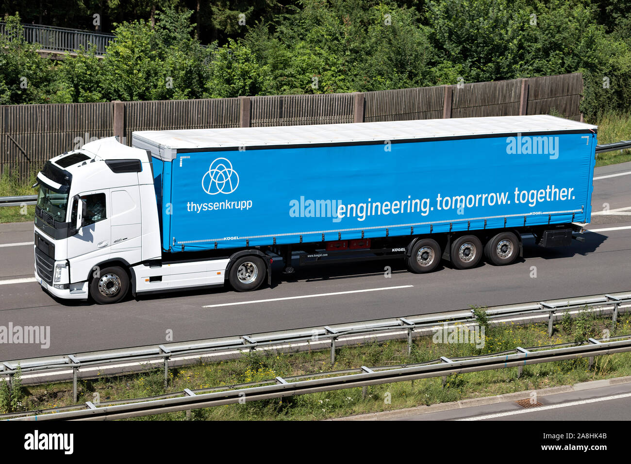 ThyssenKrupp Volvo FH Zugmaschine mit curtainside Anhänger auf der Autobahn. Stockfoto