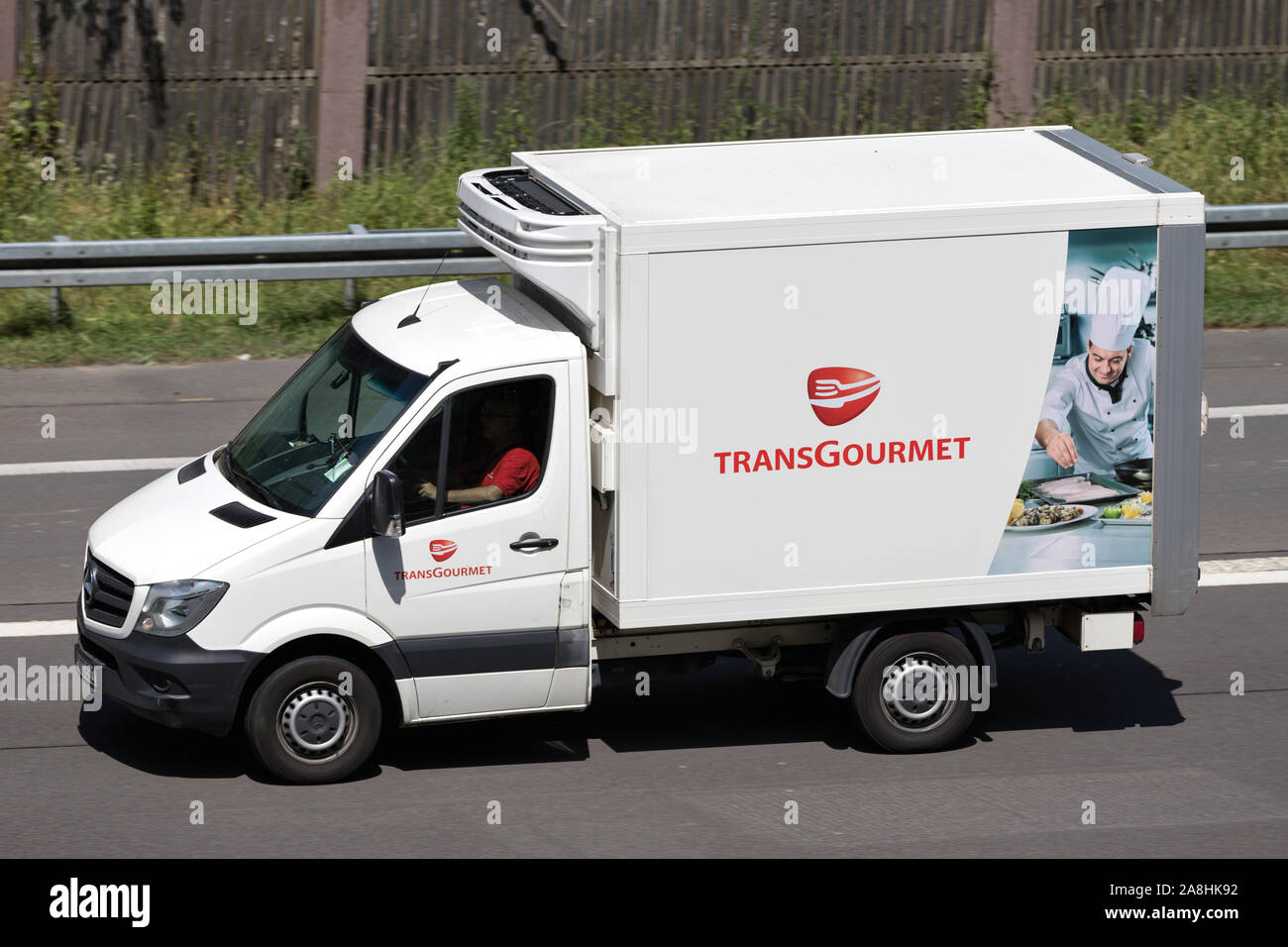 Transgourmet Transporter Mercedes-Benz Sprinter auf der Autobahn. Transgourmet ist Marktführer in Deutschland im Bereich der Großverbraucher versorgen. Stockfoto