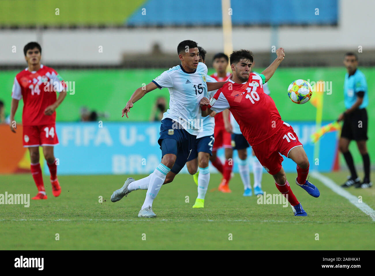 3 November 2019; Kleber Andrade Stadium, Cariacica, Espirito Santo, Brasilien; FIFA U-17-Weltmeisterschaft in Brasilien 2019, Argentinien gegenüber Tadschikistan; Ignácio Fernandez von Argentinien und Islom Zairov von Tadschikistan Stockfoto