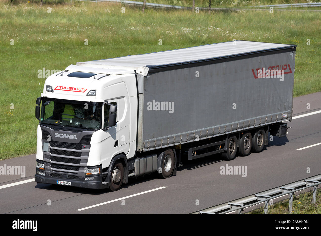 TUL-Group Scania Lkw mit curtainside Anhänger auf der Autobahn. Stockfoto