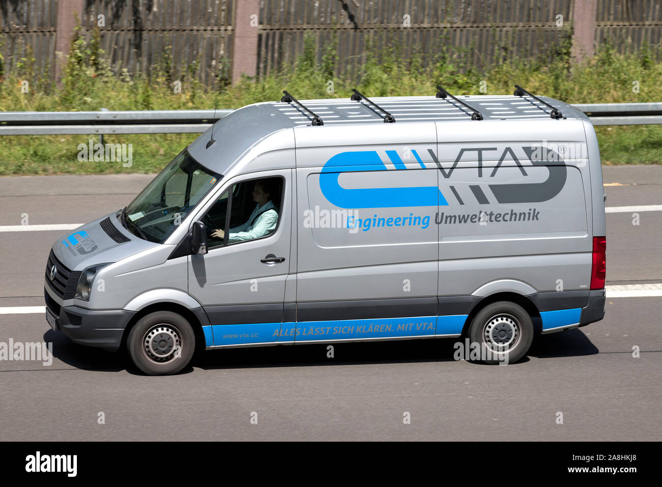 VTA Volkswagen Crafter van auf der Autobahn. Stockfoto