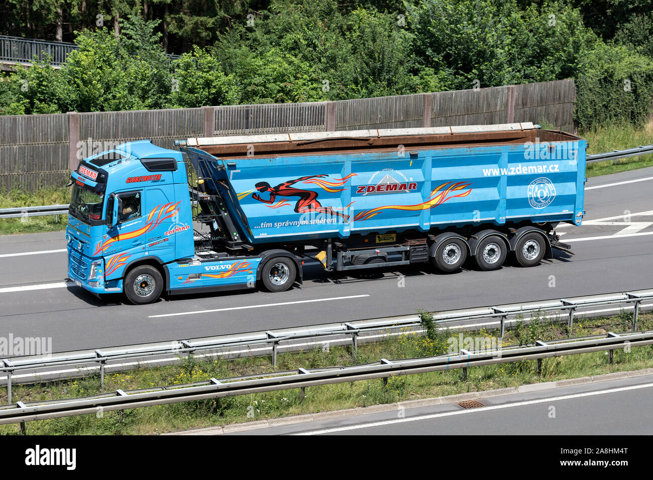 Zdemar Volvo FH mit bulk Anhänger auf der Autobahn. Stockfoto