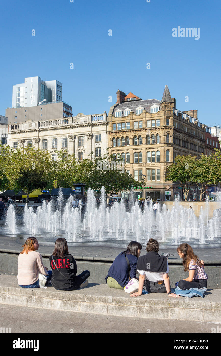 Mädchen sitzend durch Brunnen in Piccadilly Gardens, City Centre, Manchester, Greater Manchester, England, Vereinigtes Königreich Stockfoto