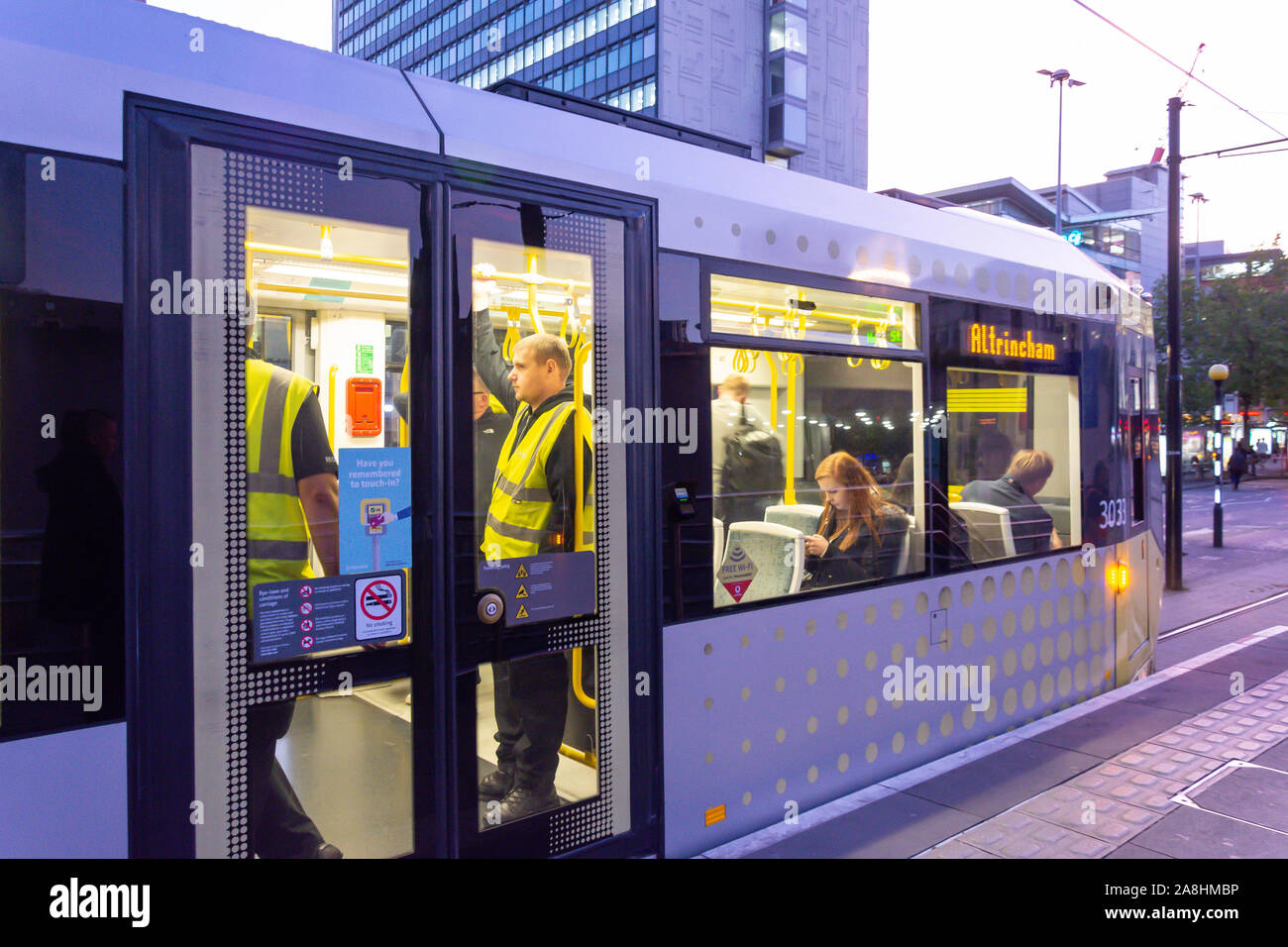 Manchester Metrolink Bahnhof bei Dämmerung, Piccadilly, Manchester, Greater Manchester, England, Vereinigtes Königreich Stockfoto