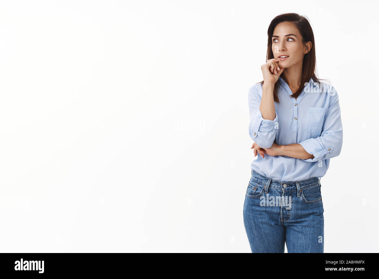 Nachdenklich Intrigiert Gut Aussehenden Kaukasier Nach Lady Unternehmer Haben Interessante Gedanken Links Zu Schauen Interessiert Zu Erwagen Tippen Sie Auf Das Kinn Suchen Stockfotografie Alamy
