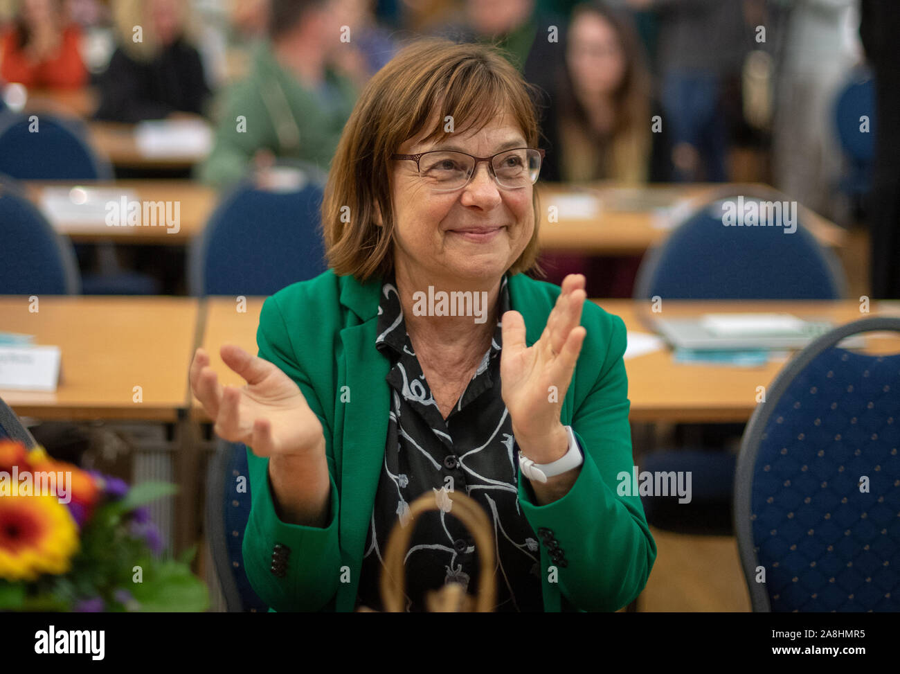 Bernau, Deutschland. 09 Nov, 2019. Ursula Nonnemacher, Chef der Bundestagsfraktion Bündnis 90/Die Grünen in Brandenburg, freut sich, dass die Delegierten auf dem Parteitag haben die Leitung der Bewegung akzeptiert. Die Delegiertenversammlung erörtert die Ergebnisse der Koalitionsvertrag mit CDU und SPD. Die Mitglieder haben die Entscheidung in einer Abstimmung. Credit: Monika Skolimowska/dpa-Zentralbild/dpa/Alamy leben Nachrichten Stockfoto