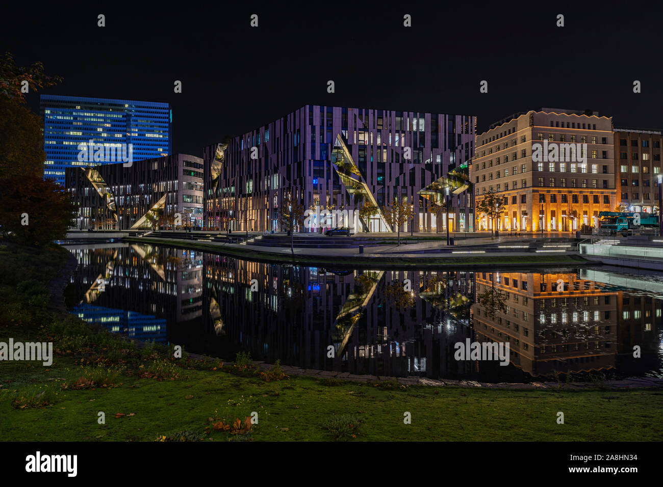 Düsseldorf - Um vom Schadowplatz illumintated Koe-Bogen, Nordrhein Westfalen, Deutschland, 08.11.2019 Stockfoto