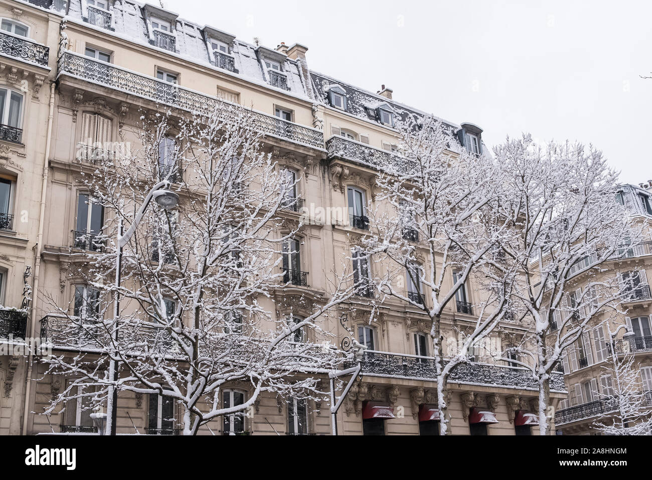 Paris unter dem Schnee, typische Fassaden am Boulevard Richard-Lenoir Stockfoto