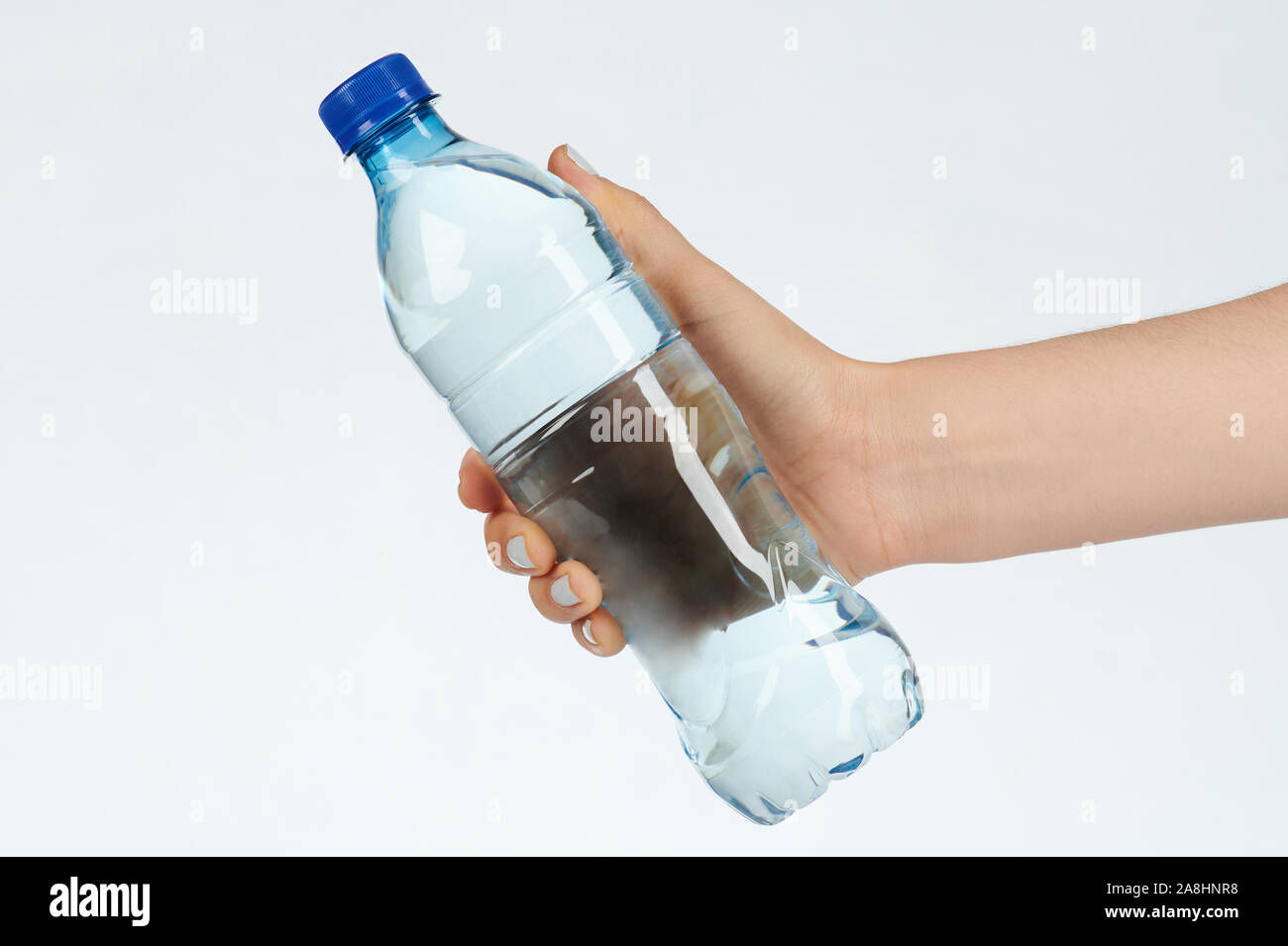 Frau, die Plastikflasche mit Wasser Nahaufnahme Stockfoto