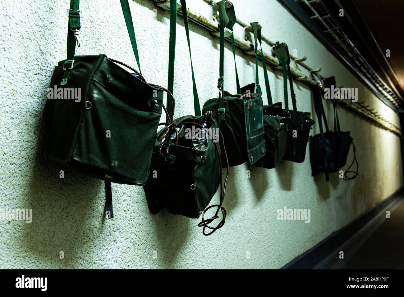 Kelvedon Hatch secret Nuclear Bunker Eingang Tunnel. Altmodische Säcke und Radios an der Wand Stockfoto