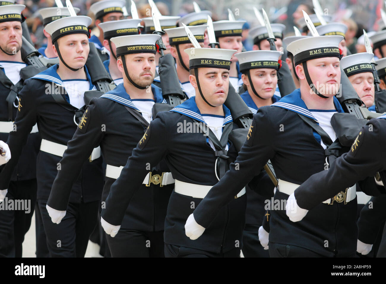 City of London, London, Großbritannien, 09. November 2019. Die Royal Navy und Marines März letzten St Paul's. Die jährlichen Oberbürgermeister zeigen, eine Parade durch die Stadt London, die 804 Jahre alt ist und in diesem Jahr mit über 6000 Teilnehmern, sieht Marching Bands, militärische Abteilungen, Kutschen, Tanzgruppen, Schlauchboote und viele andere ihren Weg vom Herrenhaus, über St Paul's auf die Royal Courts of Justice. Credit: Imageplotter/Alamy leben Nachrichten Stockfoto