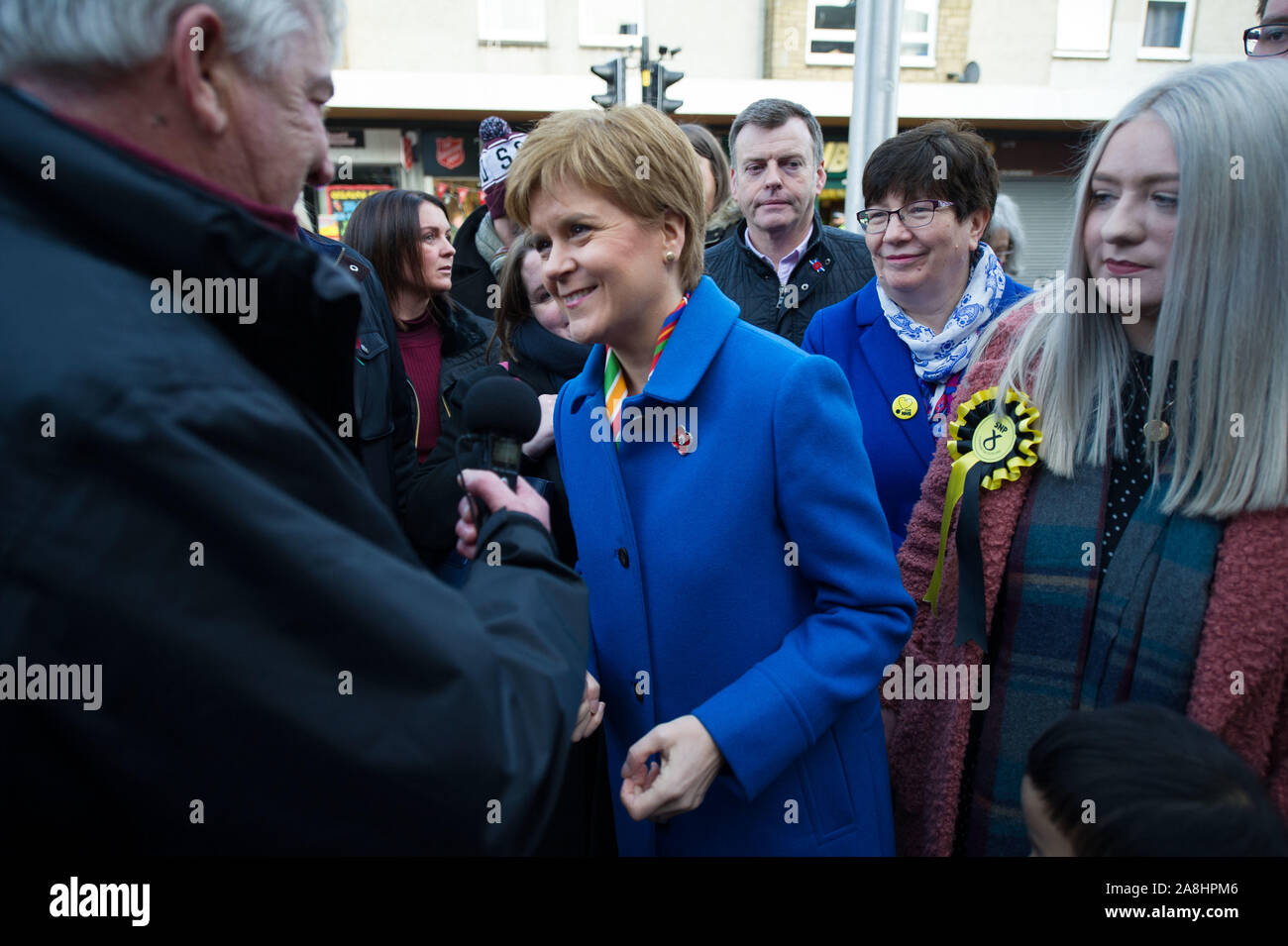 Kirkintilloch, UK. 9. November 2019. Im Bild: Nicola Sturgeon MSP - Erster Minister von Schottland und Leiter der Scottish National Party (SNP). Nicola Sturgeon verbindet lokale SNP Kandidat für East Dunbartonshire, Amy Callaghan, und junge Aktivisten auf die Campaign Trail, im Sitz derzeit durch den Führer der Liberaldemokraten statt. Nicola Sturgeon sagte: "Es ist nicht nur Brexit, die Chancen für junge Menschen, aber die Politik der Tories sind buchstäblich kurz zu ändern - und in dieser Wahl Leute abstimmen können, um das zu ändern. Stockfoto