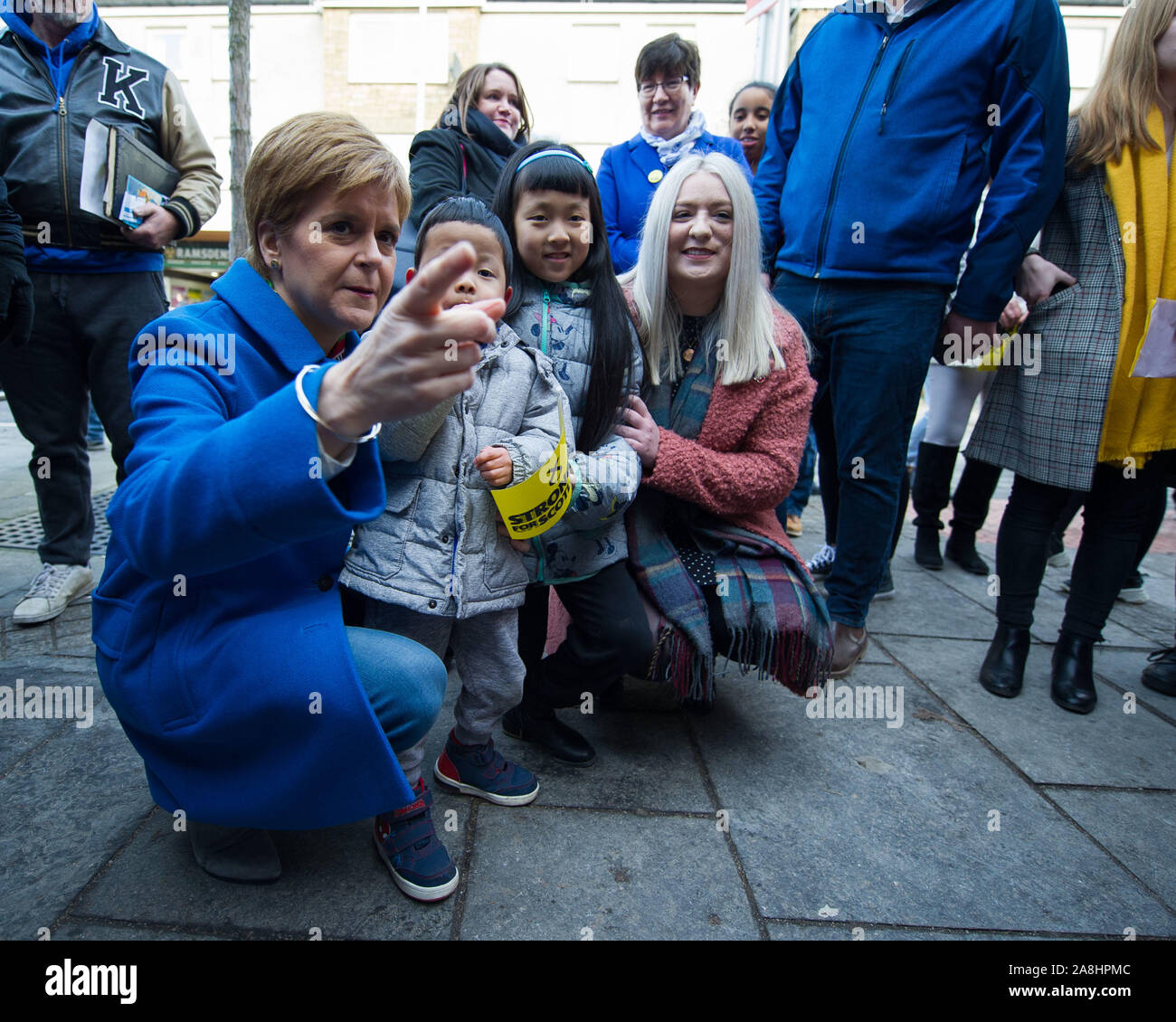 Kirkintilloch, UK. 9. November 2019. Im Bild: Nicola Sturgeon MSP - Erster Minister von Schottland und Leiter der Scottish National Party (SNP). Nicola Sturgeon verbindet lokale SNP Kandidat für East Dunbartonshire, Amy Callaghan, und junge Aktivisten auf die Campaign Trail, im Sitz derzeit durch den Führer der Liberaldemokraten statt. Nicola Sturgeon sagte: "Es ist nicht nur Brexit, die Chancen für junge Menschen, aber die Politik der Tories sind buchstäblich kurz zu ändern - und in dieser Wahl Leute abstimmen können, um das zu ändern. Stockfoto