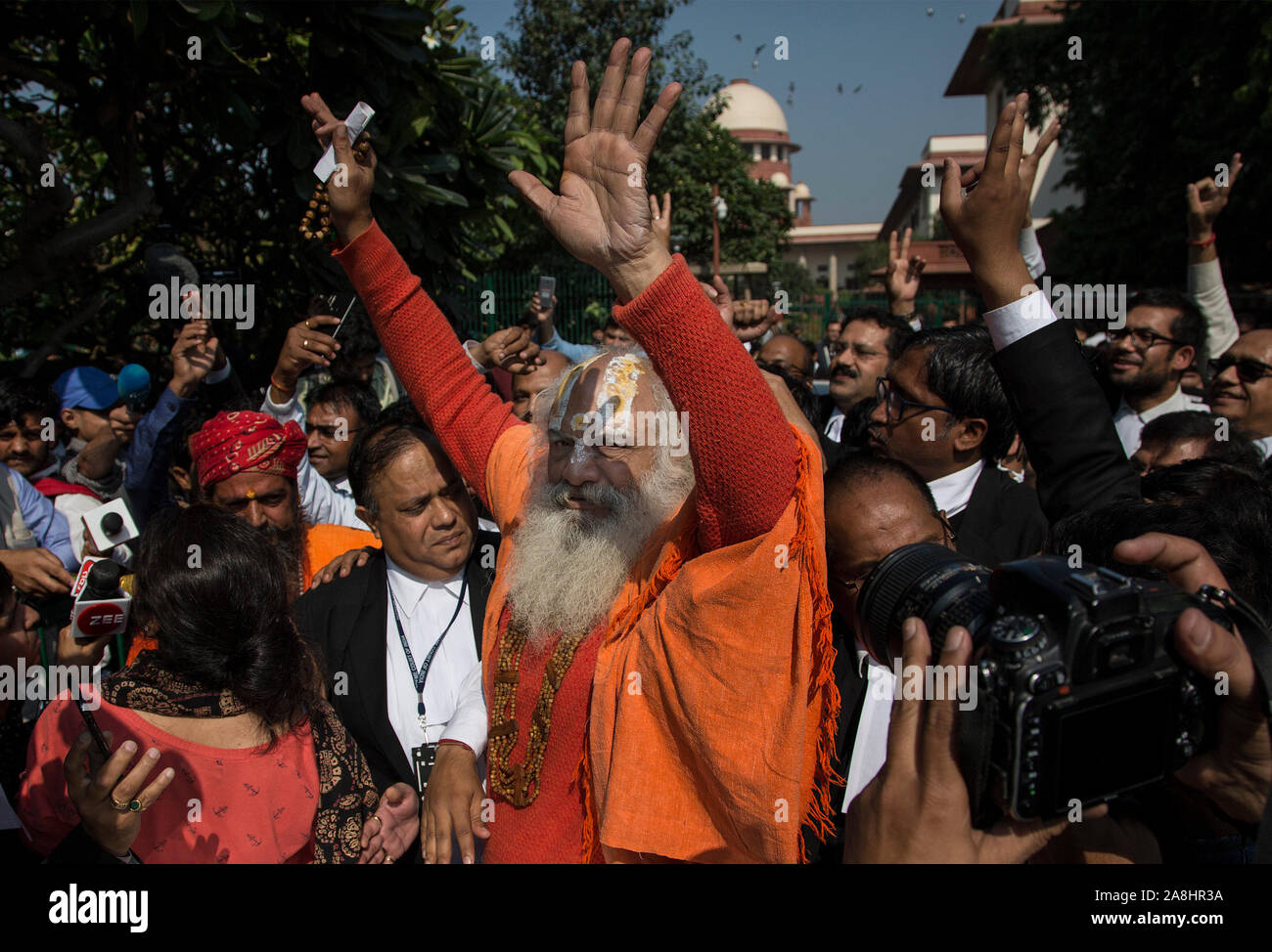 New Delhi. 9 Nov, 2019. Ein Führer (C) von der Hindu Mahasabha Partei Gesten nach einem Urteil über eine umstrittene Land durch den Obersten Gerichtshof in Neu Delhi, Nov. 9, 2019 gegeben wurde. In einem Grundsatzurteil hat der Oberste Gerichtshof von Indien am Samstag beschlossen, eine umstrittene Land im Norden des Bundesstaates Uttar Pradesh Ayodhya Bezirk zu den Hindus zu geben, vertreten durch die "Janambhoomi Nyas." Die Muslime, die von der 'Sunni Waqf vertreten", würde ein Stück Land von 5 Hektar an einem anderen Ort in Ayodhya, sagte, das Urteil der Spitze Gericht. Credit: Javed Dar/Xinhua/Alamy leben Nachrichten Stockfoto